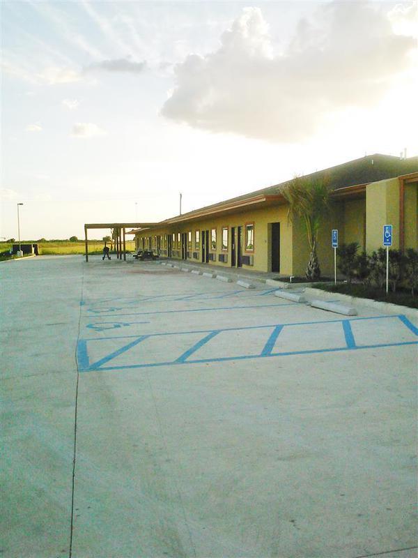 Americas Best Value Inn Dilley Exterior foto